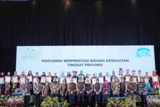 Penyerahan penghargaan pada Jambore Kader Posyandu Bidang Kesehatan di Trans Luxury Convention Center Bandung, Jumat (13/9/2024) | Foto: Kemenkes RI