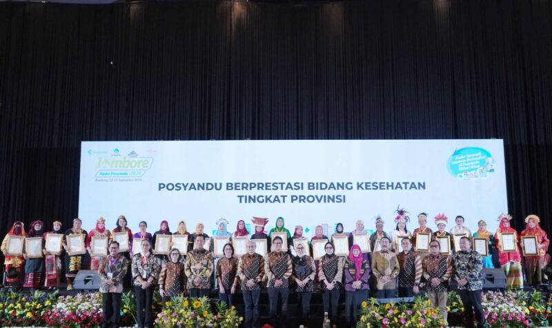 Penyerahan penghargaan pada Jambore Kader Posyandu Bidang Kesehatan di Trans Luxury Convention Center Bandung, Jumat (13/9/2024) | Foto: Kemenkes RI
