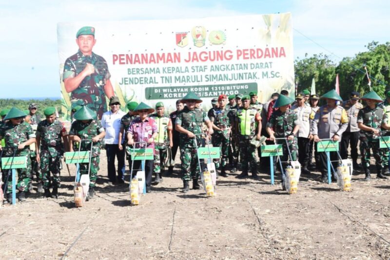 Penanaman jagung perdana di Desa Kema Satu, Kecamatan Kema, Kabupaten Minahasa Utara, Sulawesi Utara, Jumat (13/9/2024).