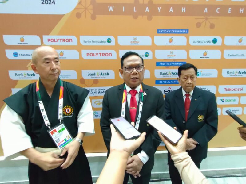 Dari kiri: Sensei Shoji Arai, Ketua Umum Perkemi Laksdya TNI (Purn) Agus Setiadji, dan Pendiri Shorinji Kempo, Indra Kartasasmita | Foto: Dimas AP/Bicara Indonesia