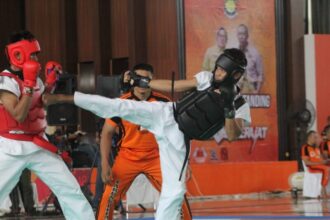 Kontingen Tarung Derajat Jawa Timur menggenakan body protector warna hitam dalam PON Aceh-Sumut 2024 | Foto: Fariz/Dap