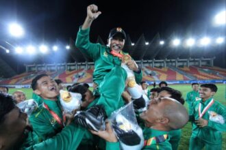 Laga final tim sepak bola putra Jawa Timur melawan Jawa Barat berlangsung di Stadion Harapan Bangsa, Banda Aceh, Kamis (19/9/2024) malam | Foto: Sahlul/DAP