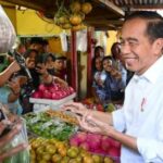 Presiden Joko Widodo saat melakukan kunjungan ke Pasar Dukuh Kupang, Kota Surabaya, Jawa Timur, Jumat (20/9/2024) | Foto: BPMI Setpres