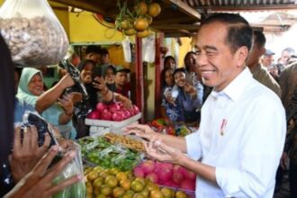 Presiden Joko Widodo saat melakukan kunjungan ke Pasar Dukuh Kupang, Kota Surabaya, Jawa Timur, Jumat (20/9/2024) | Foto: BPMI Setpres