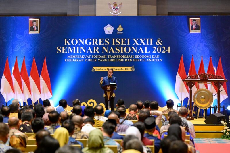 Presiden Joko Widodo memberikan sambutan pada pembukaan Kongres Ikatan Sarjana Ekonomi Indonesia (ISEI) XXII dan Seminar Nasional 2024 yang digelar di Surakarta, Kamis (19/9/2024) | Foto: BPMI Setpres