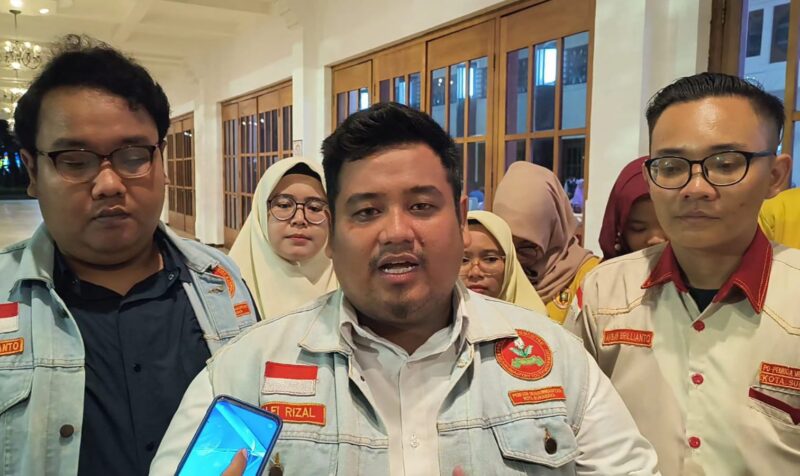 Ketua Pemuda Muhammadiyah Surabaya, Alfianur Rizal (tengah) dalam acara Gala Dinner di Balai Pemuda Surabaya, Kamis (19/9/2024) malam | Foto: Rob/BI