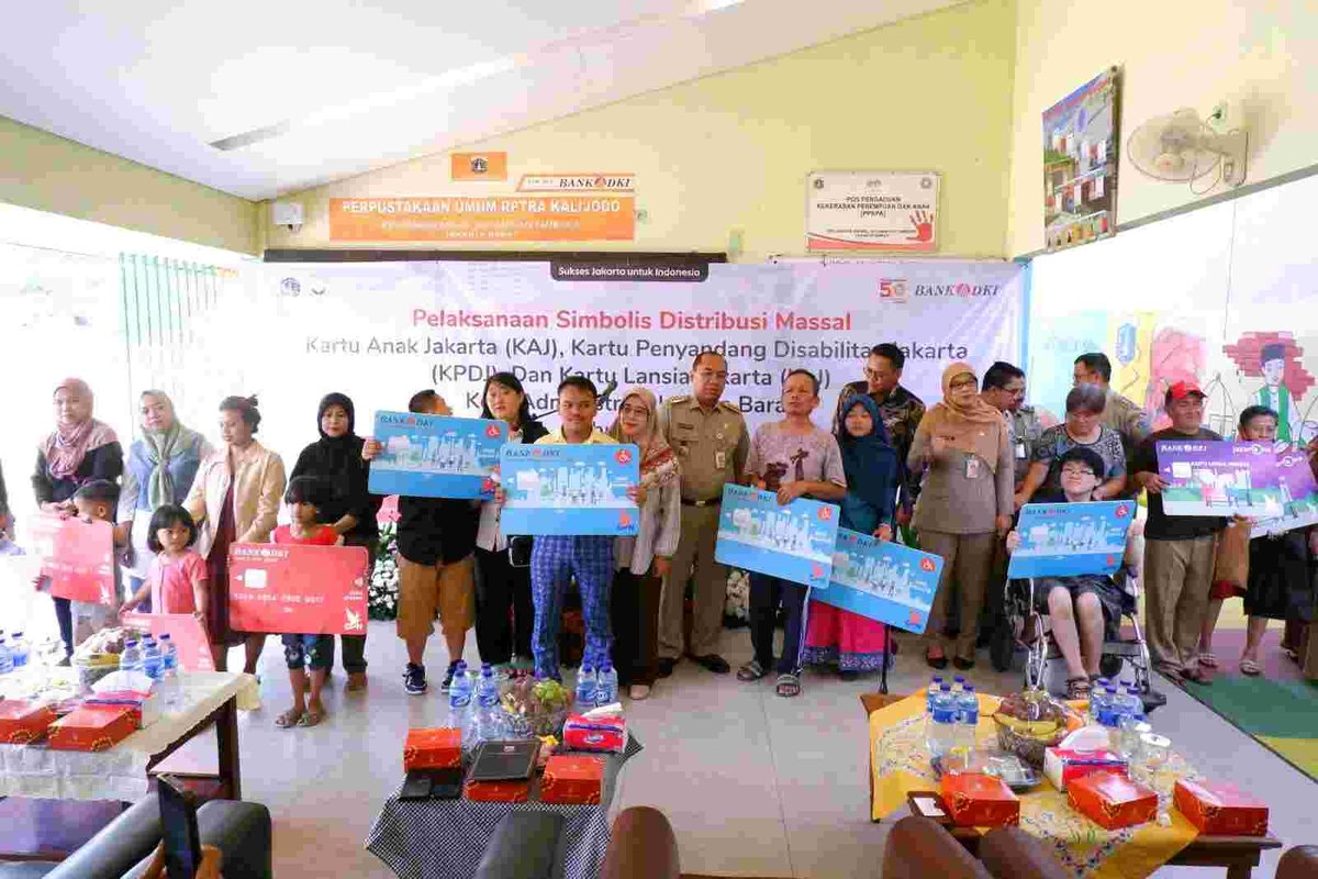 Pelaksanaan simbolis distribusi massal Bantuan Sosial Pemenuhan Kebutuhan Dasar (Bansos PKD) Tahap 3 | Foto: dok. Kominfotik DKI Jakarta