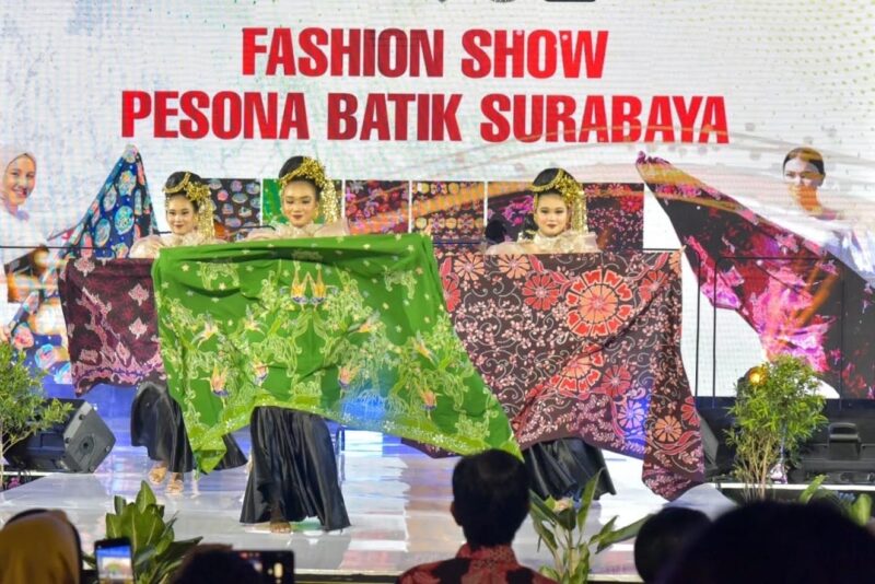 Pesona Batik Surabaya 2024 di Plaza Internatio Kota Lama, Sabtu (21/9/2024) malam | Foto: Pemkot Surabaya