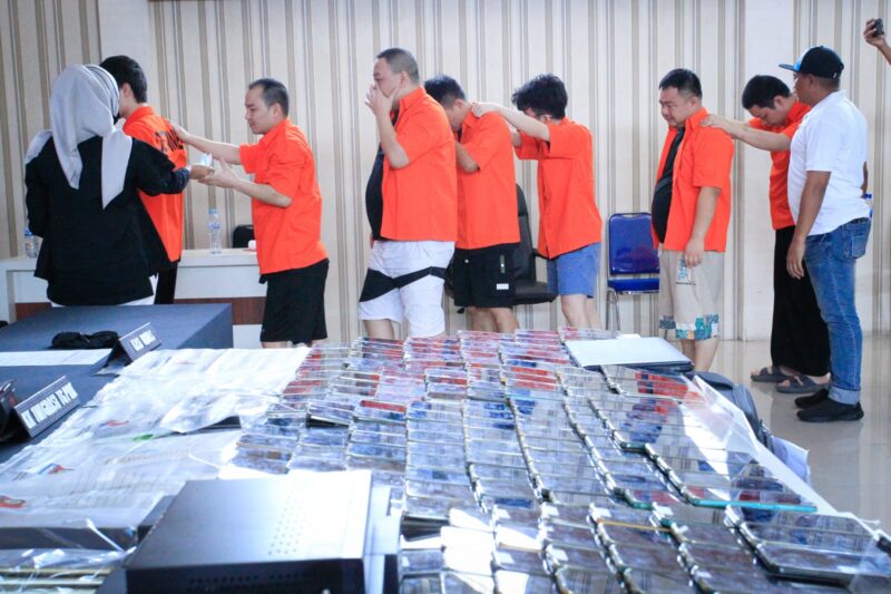 Polisi menunjukan para pelaku bersama barang bukti dalam konferensi pers di Mapolrestabes Surabaya, Selasa (24/9/2024) | Foto: Ariandi K/BI