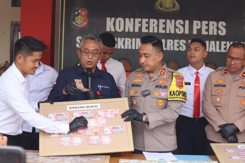 Konferensi pers terkait ungkap kasus uang palsu yang berlangsung di halaman Sat Reskrim Polres Majalengka, Selasa (24/9/2024) | Foto: Hum/Res