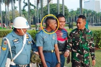 Perwira TNI AL gadungan diamankan saat prajurit Puspom TNI melaksanakan pengamanan menjelang pelaksanaan Upacara HUT ke-79 TNI di Lapangan Silang Monas, Jakarta, Jumat (27/9/2024) | Foto: dok. TNI AL