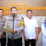 Konferensi pers hasil analisis awal terkait penemuan 21 tulang manusia di Sungai Rungkut, Surabaya, yang berlangsung di Biddokes Polda Jatim, Senin (30/9/2024) | Foto: Ariandi K/BI