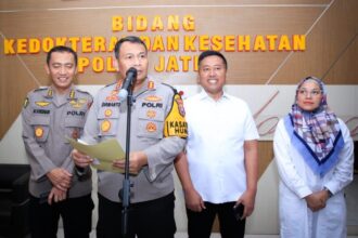 Konferensi pers hasil analisis awal terkait penemuan 21 tulang manusia di Sungai Rungkut, Surabaya, yang berlangsung di Biddokes Polda Jatim, Senin (30/9/2024) | Foto: Ariandi K/BI