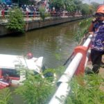 Proses evakuasi angkutan Feeder Wira Wiri Suroboyo tercebur sungai di Gunung Anyar, Surabaya, Kamis (19/9/2024) | Foto: dok. Pemkot Surabaya