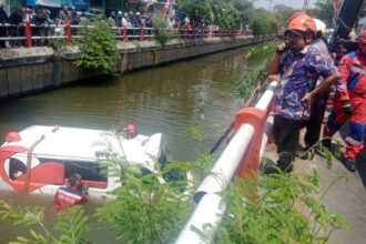 Proses evakuasi angkutan Feeder Wira Wiri Suroboyo tercebur sungai di Gunung Anyar, Surabaya, Kamis (19/9/2024) | Foto: dok. Pemkot Surabaya