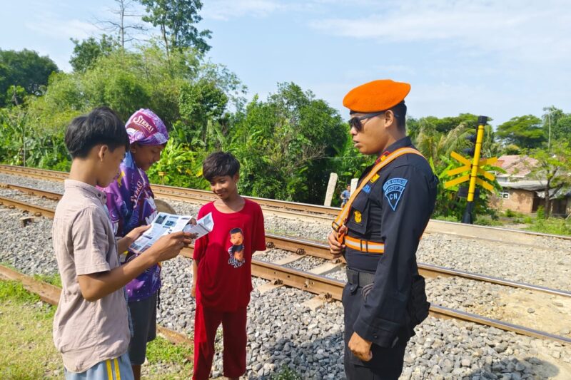 Polisi Khusus Kereta Api (Polsuska) melakukan sosialisasi imbauan kepada anak-anak agar tidak beraktivitas di jalur kereta api | Foto: dok. Pr-KAI