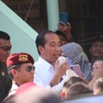 Presiden Jokowi menyapa masyarakat menggunakan megafon saat kunjungan di Pasar Soponyono, Surabaya, Jawa Timur, Jumat (6/9/2024) | Foto: An/BI