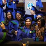 Senyum bahagia para wisudawan PCU yang sedang asyik berfoto bersama salah satu dosen