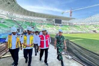 Menko PMK Muhadjir Effendy saat meninjau persiapan upacara pembukaan PON Aceh-Sumut 2024, Kamis (5/9/2024) | Foto Sc: Kemenko PMK