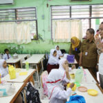 dok. Wali Kota Surabaya Eri Cahyadi saat mengunjungi salah satu sekolah dasar di Kota Pahlawan | Foto: Istimewa