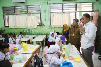 dok. Wali Kota Surabaya Eri Cahyadi saat mengunjungi salah satu sekolah dasar di Kota Pahlawan | Foto: Istimewa