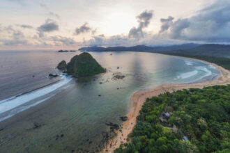 Pulau Merah adalah salah satu ikon pariwisata di Kecamatan Pesanggaran, Kabupaten Banyuwangi, Provinsi Jawa Timur | Sumber Foto: Kemenparekraf