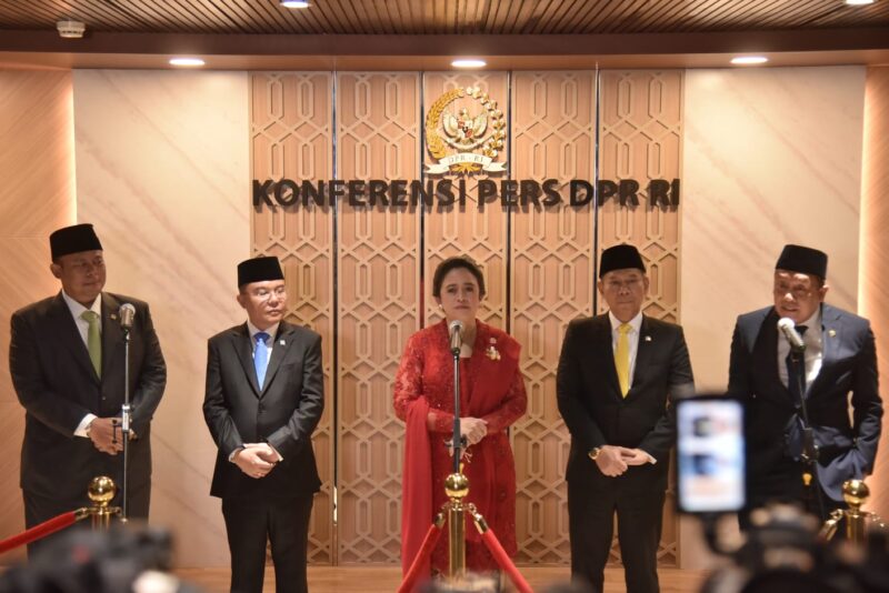 Para pimpinan DPR RI dalam konferensi pers usai resmi dilantik pada rapat paripurna di Senayan, Jakarta.