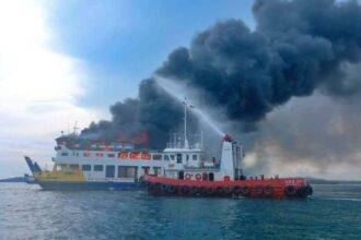 Evaluasi kapal terbakar di sekitar Pelabuhan Punggur Kota Batam, Kepulauan Riau, Rabu (2/10/2024) | Foto: dok. TNI AL