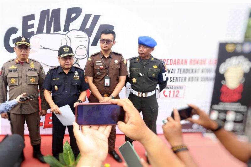 Konferensi pers usai apel gabungan Gempur Rokok Ilegal di halaman Taman Surya, Balai Kota Surabaya, Kamis (3/10/2024) | Foto: Pemkot Surabaya