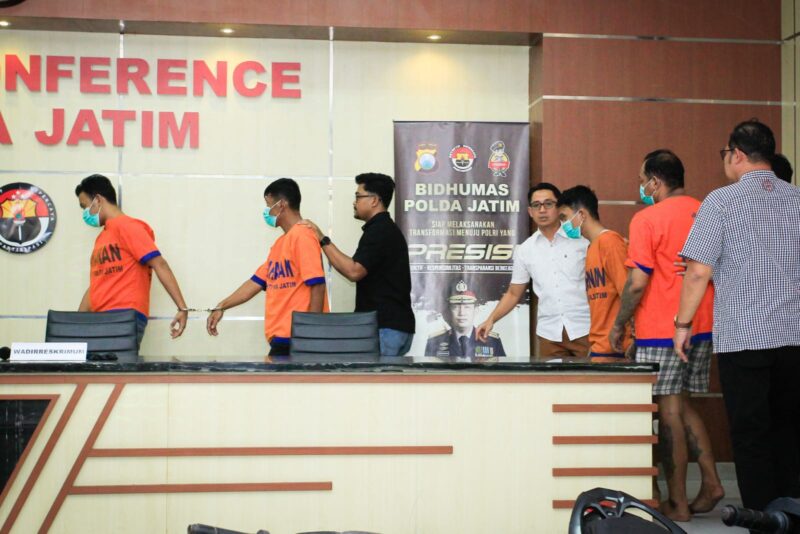 Empat tersangka dugaan kasus pemerasan dan penyanderaan dihadirkan dalam konferensi pers di Mapolda Jatim, Kamis (3/10/2024) | Foto: Ariandi K/BI