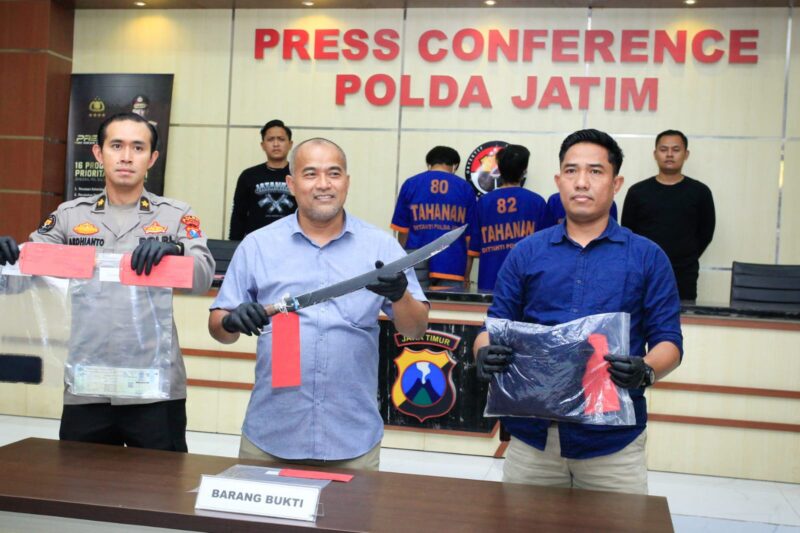 Polisi menunjukkan barang bukti senjata tajam yang digunakan remaja pelaku begal asal Pasuruan dalam konferensi pers di Polda Jatim, Kamis (3/10/2024) | Foto: Ariandi K/BI