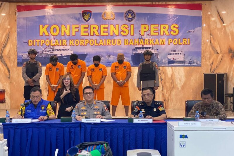 Konferensi pers ungkap kasus pengelolaan benih lobster ilegal yang digelar di Markas Ditpolair Korpolairud Baharkam Polri, Tanjung Priok, Jakarta Utara, Jumat (4/10/2024) | Foto: Polri