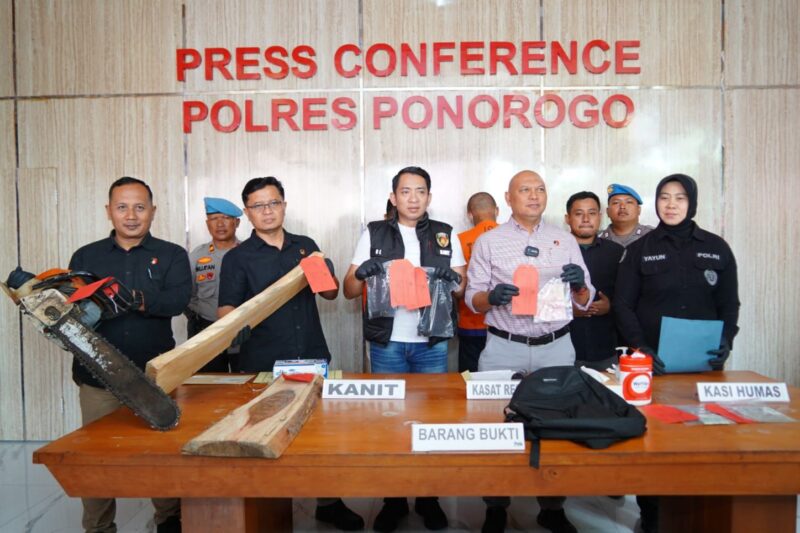 Konferensi pers ungkap kasus ilegal logging di wilayah hukum Polres Ponorogo | Foto: dok. Hum/Res Ponorogo