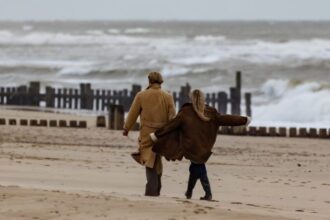 Ilustrasi pasangan berjalan di tepi pantai terlihat tanpa bayangan | Sumber Foto: pixabay