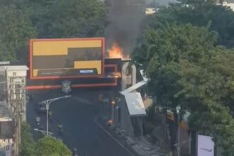 Tangkapan layar insiden kebakaran Jembatan Penyeberangan Orang (JPO) Pemuda, Surabaya, pada Sabtu (5/10/2024) pagi.