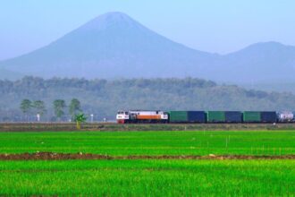 Kereta Api Logistik sedang melintas dengan latar belakang pegunungan | Foto: dok. Hum KAI Logistik