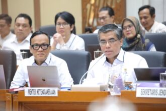 Menteri Ketenagakerjaan, Yassierli saat menyampaikan paparan dalam Raker bersama Komisi IX DPR RI di Gedung Nusantara I, Kompleks Parlemen Senayan, Jakarta, Rabu (30/10/2024) | Foto: Eki/Hum Kemnaker