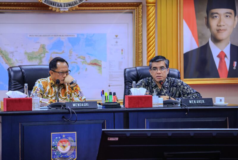 Dari kanan: Menteri Ketenagakerjaan, Yassierli bersama Menteri Dalam Negeri, Tito Karnavian dalam Rapat Koordinasi (Rakor) di Jakarta, Kamis (31/10/2024) | Foto: Hum Kemnaker