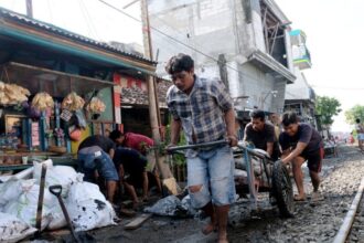 Ilustrasi kerja bakti massal di perkampungan Surabaya | Foto: dok. Pemkot Surabaya