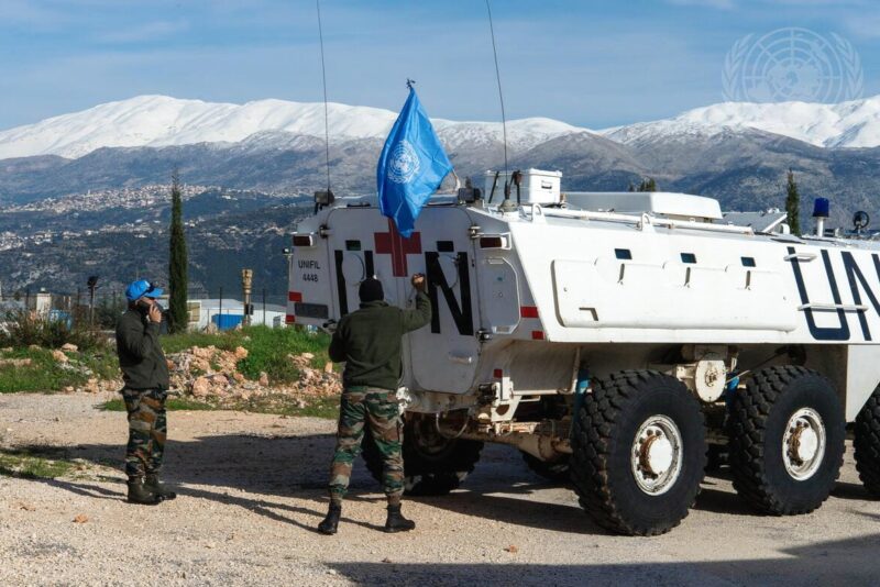 Ilustrasi Pasukan Penjaga Perdamaian di Lebanon (UNIFIL) memeriksa pengangkut personel lapis baja (APC) sebelum patroli | Kredit Foto: PBB/Pasqual Gorriz