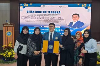 Tenaga Ahli Menteri ATR-BPN Bidang Humas dan Komunikasi, Herzaky Mahendra Putra (tengah), usai menjalani sidang doktor terbuka di Unair, Jumat (11/10/2024).