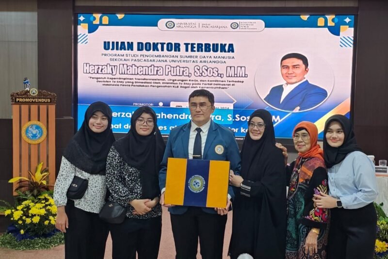 Tenaga Ahli Menteri ATR-BPN Bidang Humas dan Komunikasi, Herzaky Mahendra Putra (tengah), usai menjalani sidang doktor terbuka di Unair, Jumat (11/10/2024).