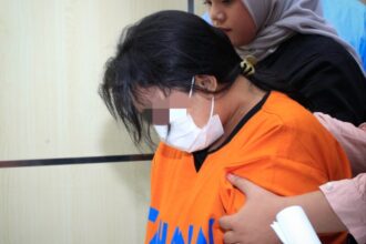 Terduga pelaku saat diamankan di Polda Jawa Timur | Foto: Ariandi K/BI