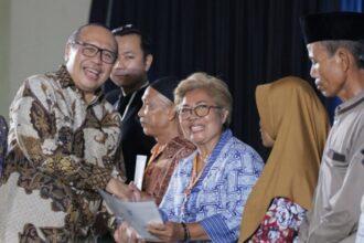 Sekjen Kementerian ATR/BPN, Suyus Windayana saat menyerahkan sertipikat tanah bagi masyarakat Jawa Barat, Rabu (16/10/2024) | Foto: dok. Hum Kemen ATR/BPN