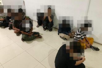 Belasan remaja saat diamankan di Mako Satpol PP Surabaya | Foto: dok. Satpol PP Surabaya