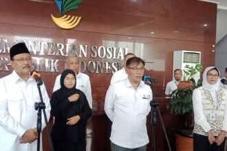 Dari kiri: Menteri Sosial (Mensos) Saifullah Yusuf dan Kepala BP Taskin, Budiman Sudjatmiko dalam konferensi pers di Gedung Pusat Data Kemensos RI Jakarta, Rabu (30/10/2024) | Foto: Eki Baehaki/BI