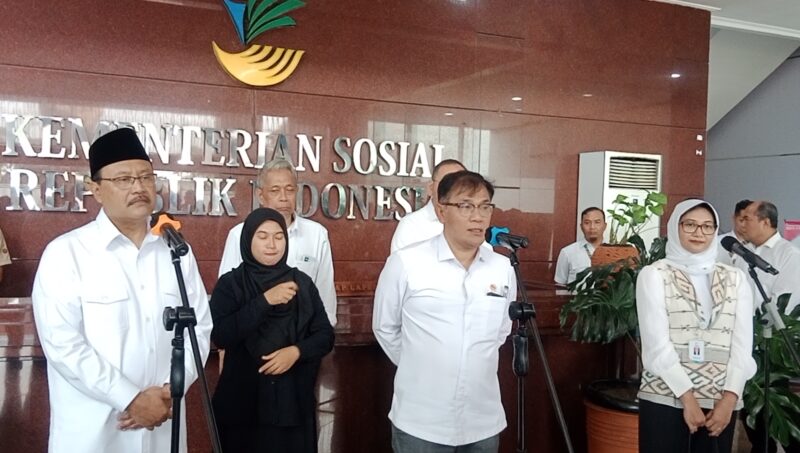 Dari kiri: Menteri Sosial (Mensos) Saifullah Yusuf dan Kepala BP Taskin, Budiman Sudjatmiko dalam konferensi pers di Gedung Pusat Data Kemensos RI Jakarta, Rabu (30/10/2024) | Foto: Eki Baehaki/BI