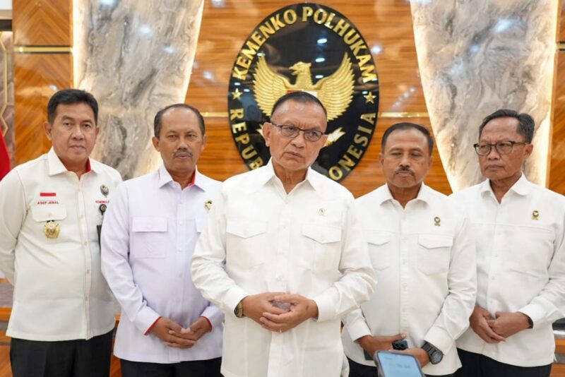 Wamenko Polhukam Lodewijk Freidrich Paulus (tengah) usai memimpin rapat koordinasi terkait persiapan Pilkada Serentak 2024 di Jakarta, Rabu (30/10/2024) | Foto: Eki Baihaki/BI