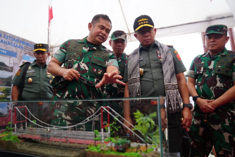 Kasad Jenderal TNI Maruli Simanjuntak bersama Panglima TNI Jenderal TNI Agus Subiyanto meninjau maket jembatan saat meresmikan pompa hidram di Kabupaten Banyumas, Jawa Tengah, Rabu (9/10/2024) | Sumber Foto: Dispenad