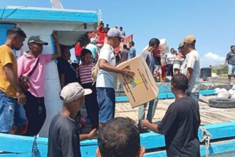 Proses penyaluran bantuan logistik penanganan korban dampak erupsi Gunung Lewotobi Laki-laki di Flores Timur, Nusa Tenggara Timur | Foto: Hum Kemensos